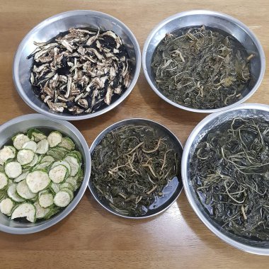 Limon, nane ve tarçınlı kurutulmuş çay yaprakları..