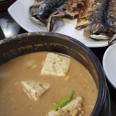 Sos ve baharatlı kızarmış balık.