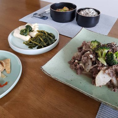 Lezzetli Asya yemeklerinin yakın görüntüsü