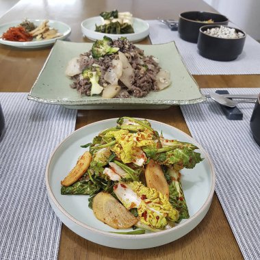 Sebzeli ve soslu kızarmış pirinç.