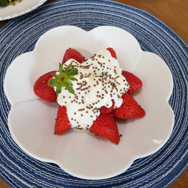 Bir tabakta çilek ve krem peynir