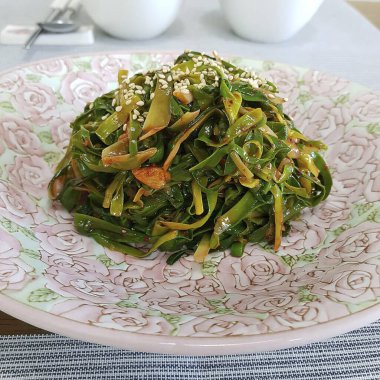 Ispanaklı ve parmesanlı yeşil makarna.