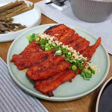 Baharatlı ve sebzeli kızarmış tavuk kanadı.