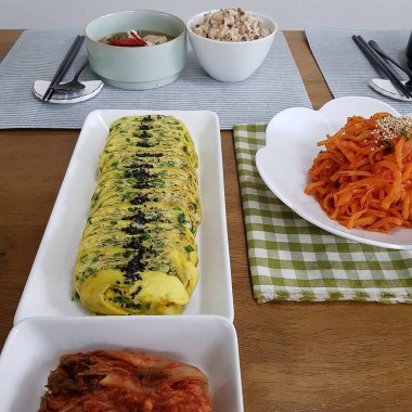 Geleneksel Kore yemekleri, pirinç keki ve kimchi, kimchi.