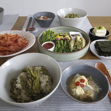 Geleneksel Kore yemeği geleneksel çorba, pirinç keki, tteokbokki, okki