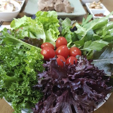 Taze salata, domates ve salata.