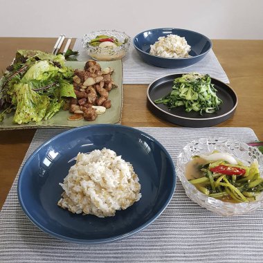 Tavuklu pilav ve sebze.