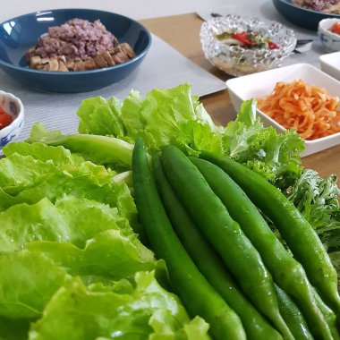 Lezzetli Asya yemeklerinin yakın görüntüsü