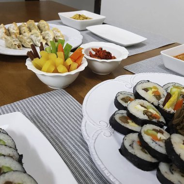 Lezzetli Asya yemeklerinin yakın görüntüsü