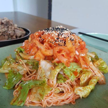 Etli ve sebzeli eriştenin yakın görüntüsü