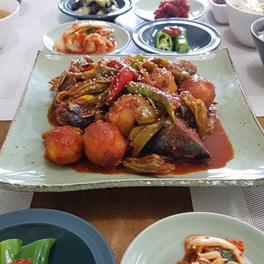 Sebze ve soslu ızgara balık.