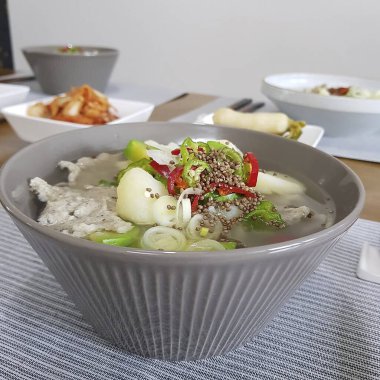 Sebzeli lezzetli pirinç eriştesi.