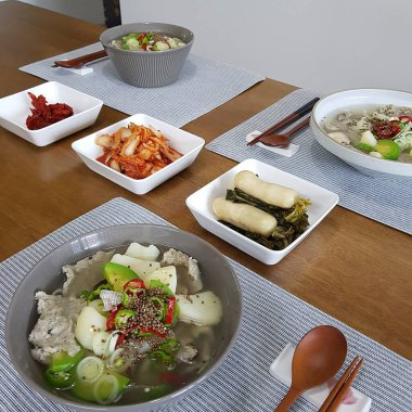 Masanın çeşitli tabaklarla yüksek açılı görüntüsü.