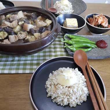 Tavuklu pilav ve sebze.