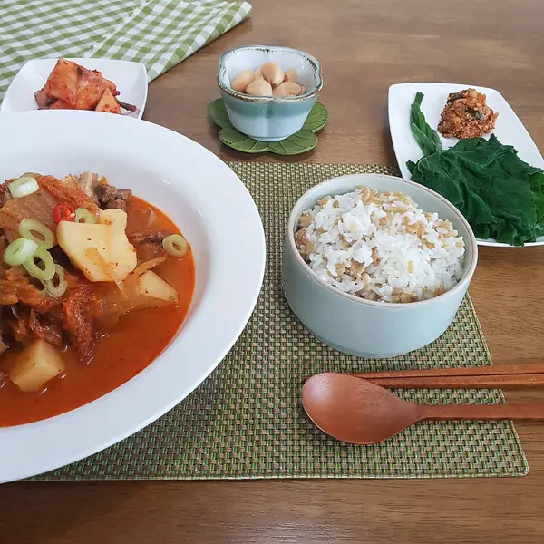 Kore yemeği - domuz ve kimchi ile pilav