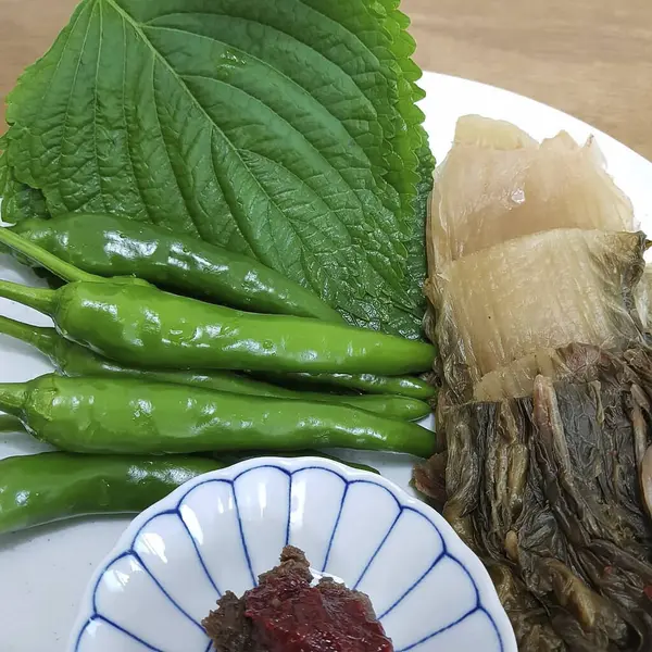 Tahta bir masada taze deniz ürünleri ve sebzeler.