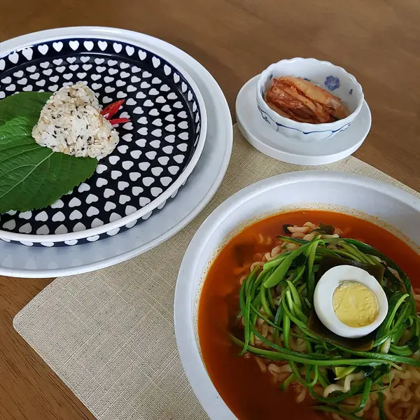 Bir kase kızarmış yumurta, tavuk ve sebzeli pilav.