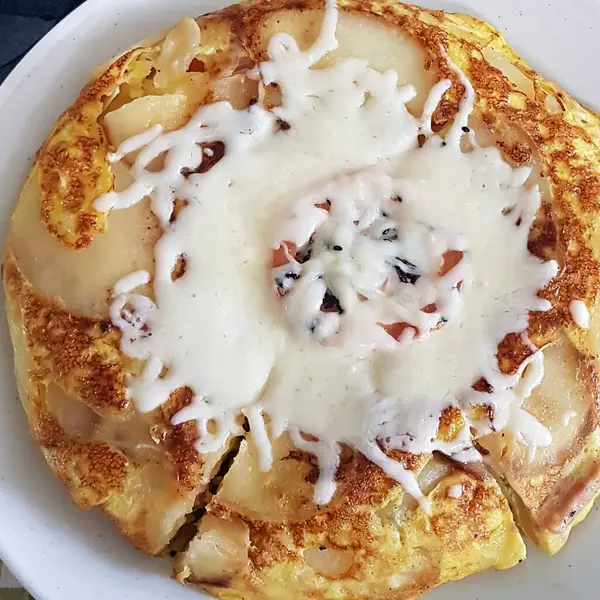 Peynirli ve ballı leziz krepler.