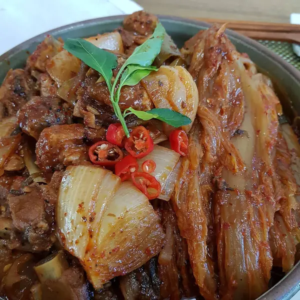 Sarımsak soslu ve baharatlı kızarmış domuz eti.