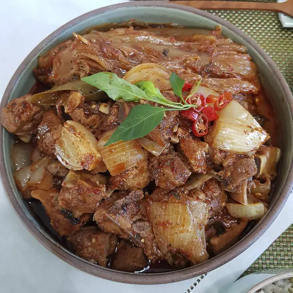 Sarımsaklı ve baharatlı kızarmış domuz eti.