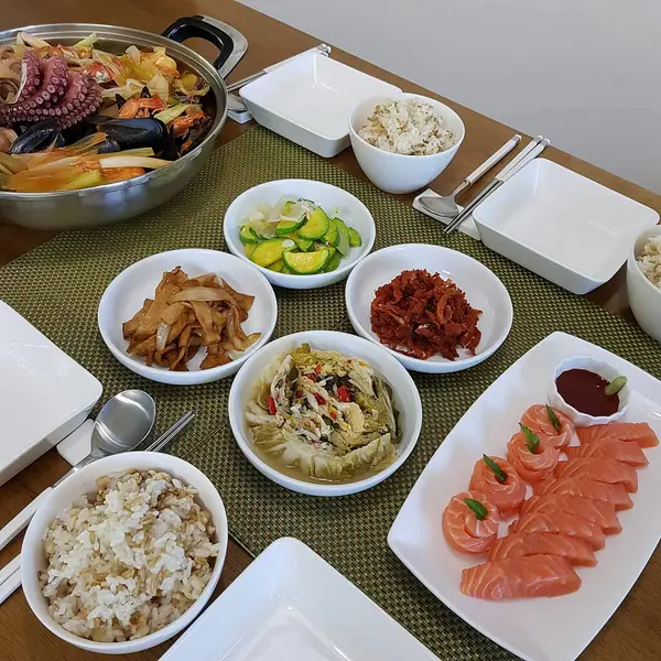 Beyaz arka planda deniz mahsulleri olan çeşitli yemeklerin yakın plan fotoğrafı.