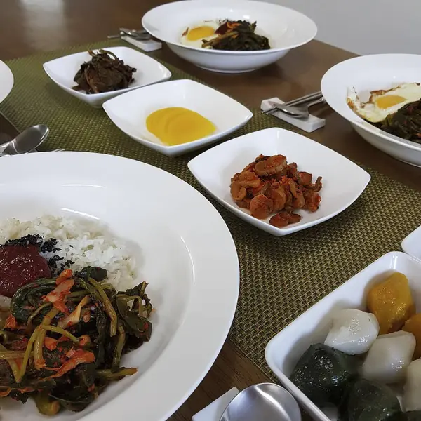 Kore yemeği, sebzeli kızarmış pirinç, yakın plan.