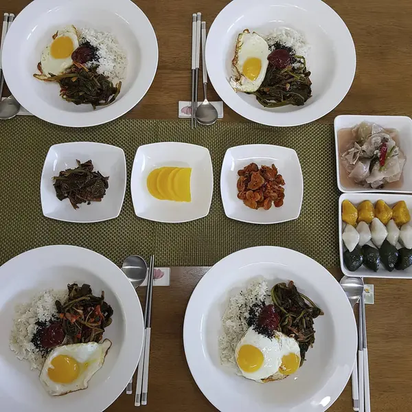 Kore yemeği, sebze, et, pirinç ve sebzeli geleneksel Kore pirinci.