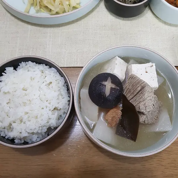 Lezzetli Asya yemeklerinin yakın görüntüsü