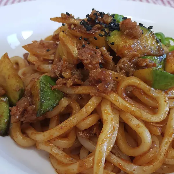 deniz ürünleri ve sebzeli makarna.