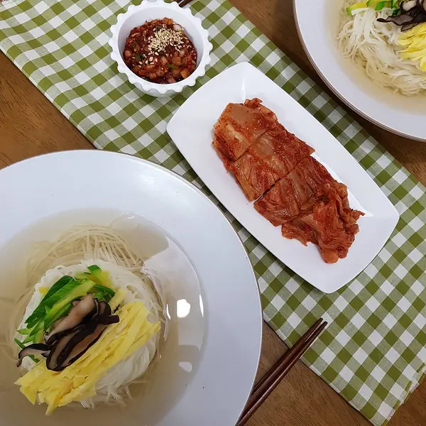 Biftek, kimchi ve kimchi ile Kore yemeği.