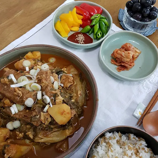 Bir tabak tavuğun mutfak fotoğrafı.