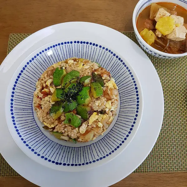Japon mutfağı. Sebzeli pilav ve domuz