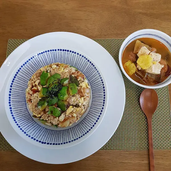 Tofulu pirinç, tofu ve sebzeli tofu ve soya peyniri sosu.