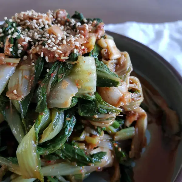 Geleneksel Tayland yemeklerinde kızarmış erişte..