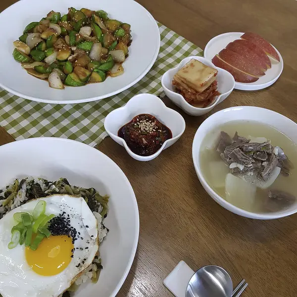 Lezzetli Asya yemeklerinin yakın görüntüsü