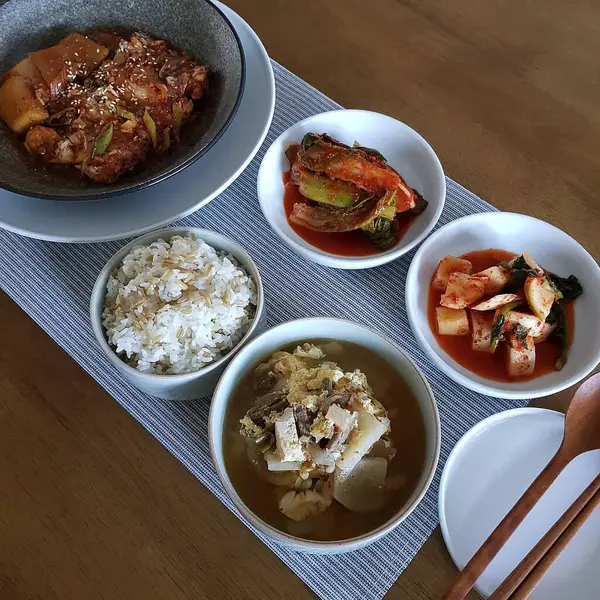 Kore yemeği, tavuklu pilav ve sebze.