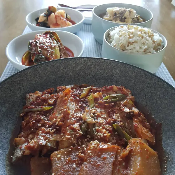 Kore yemeği ve sığır eti kimchi.