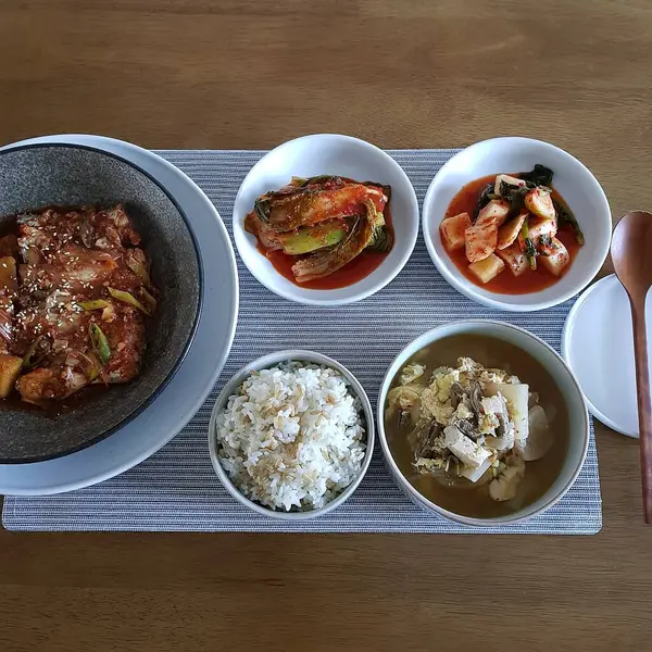 Kore yemeği, geleneksel Kore yemeği ve kimçi çorbası.