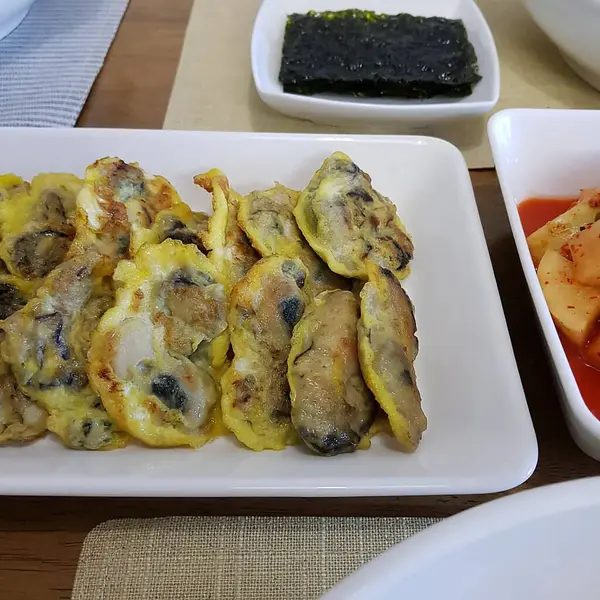 Yumurtalı kızarmış pilav ve sebzeli domuz eti ve tabakta sos. Asya mutfağı