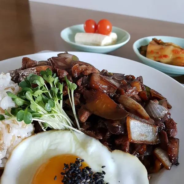 Lezzetli Asya yemeklerinin yakın görüntüsü