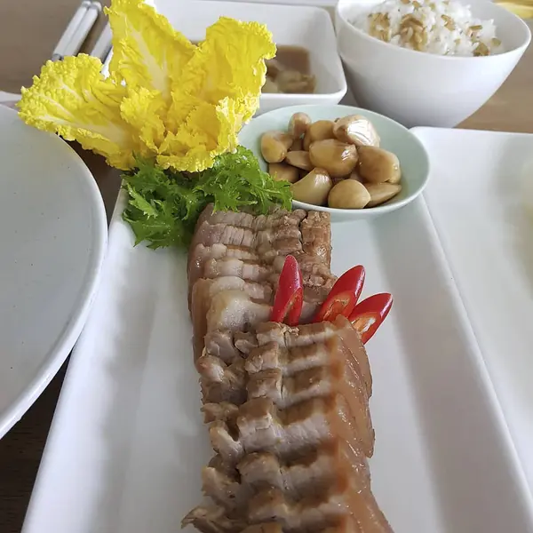 Limonlu ızgara balık ve salata.