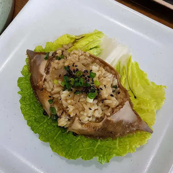 Sarımsaklı ve soslu kızarmış balık.