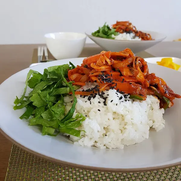 Tayland yemeği, kızarmış pilav, tavuk ve sebze.