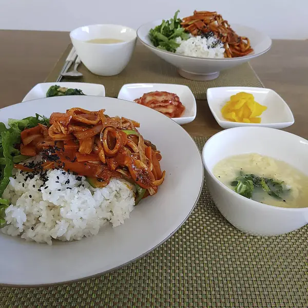 Tayland yemeği, pirinç, sebzeli domuz eti.