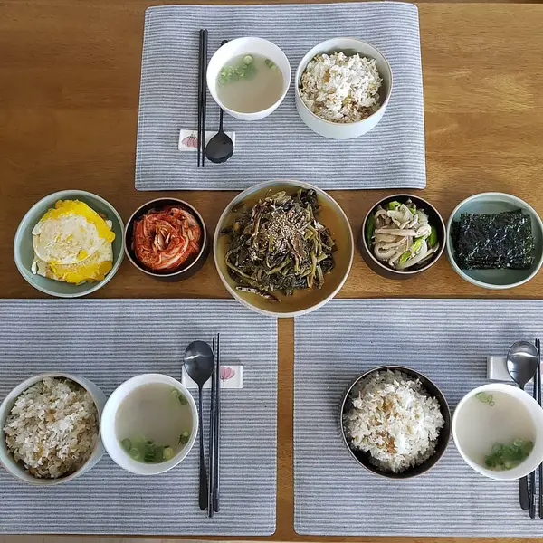 Kore geleneksel pirinç çorbası ve Kore kimchi 'si.
