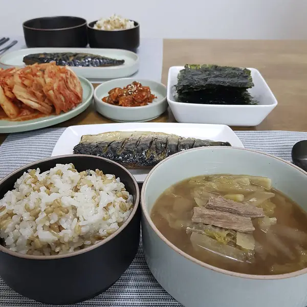 Pirinçli Kore yemeği pilavı, kimchi, kimchi, tteok, kimchi.