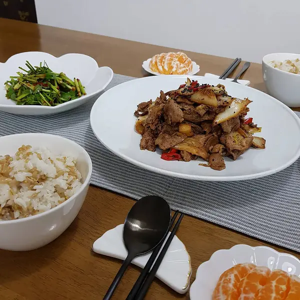 Lezzetli Asya yemeklerinin yakın görüntüsü