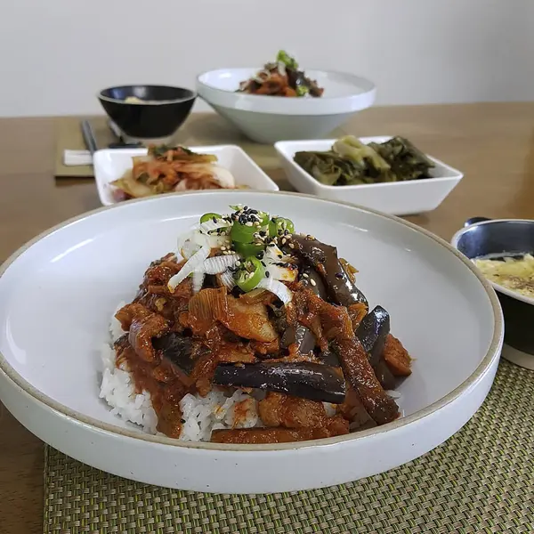 Geleneksel Kore yemeği, pirinç ve biftek