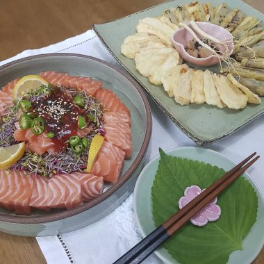 Tabakta somon ve somon salatası