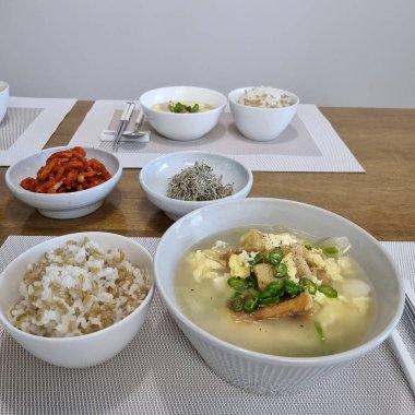 Tavuklu çorbanın mutfak fotoğrafı.